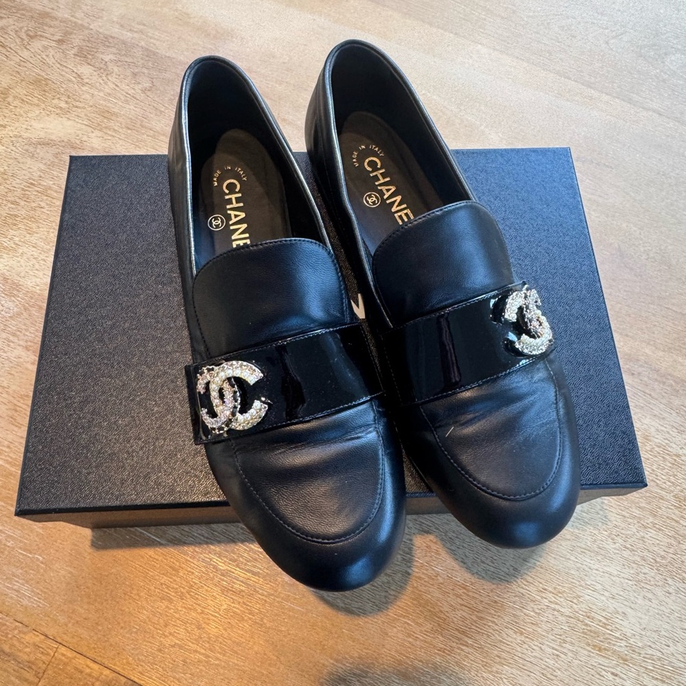 CHANEL Women's Black and Gold Loafers